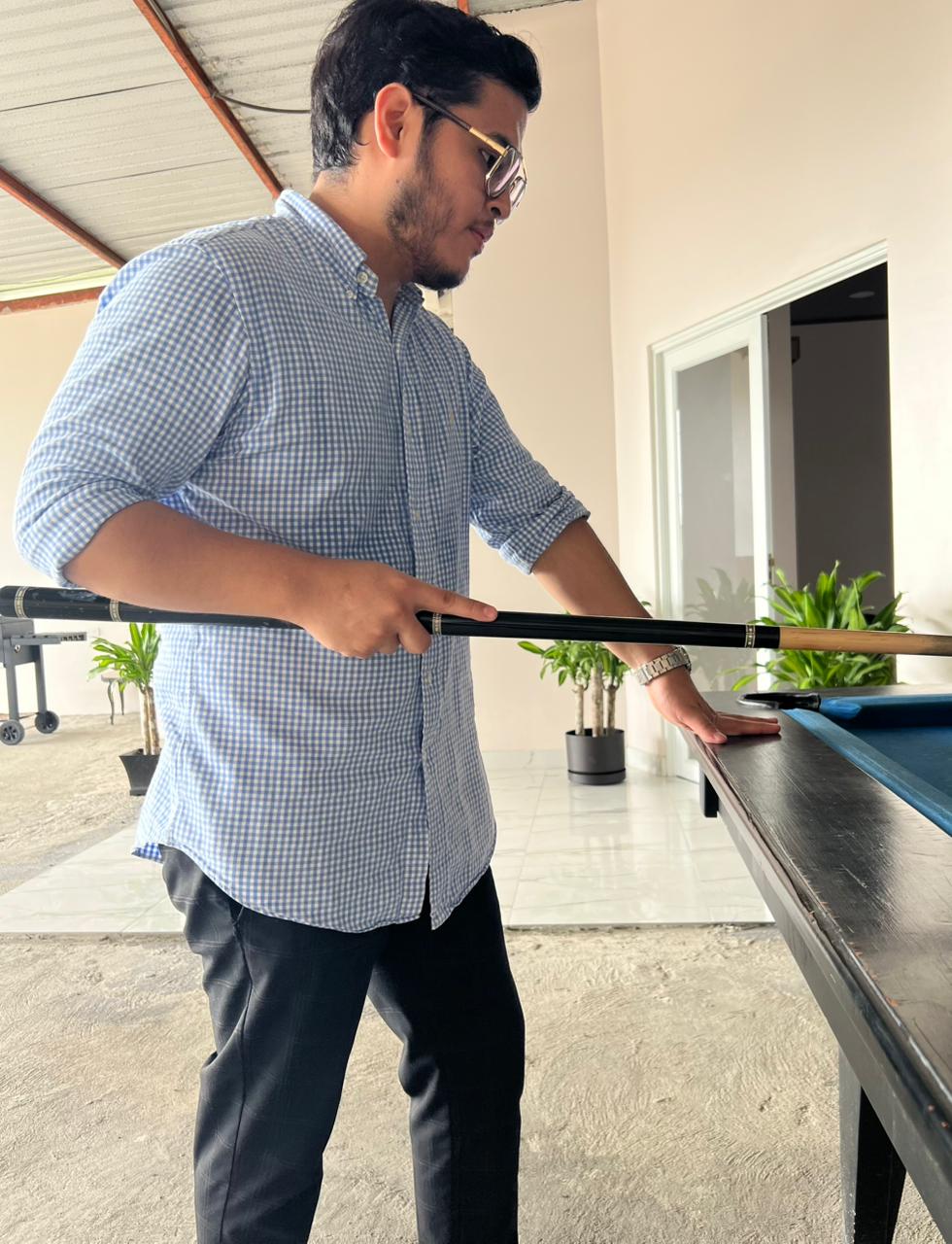 Instructor de Taco y Magia apuntando en la mesa